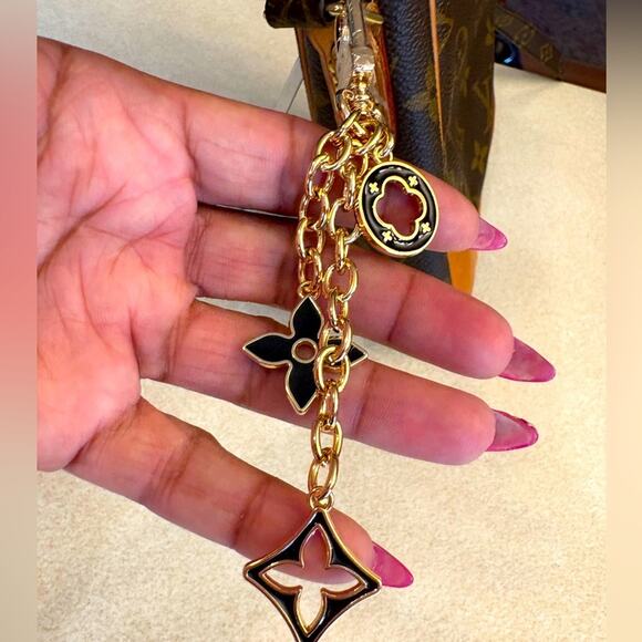 LOUIS VUITTON Danube Crossbody w/Box, Dust Bag, 1 Ribbon, 2 Bag Charms & COA.EUC - Picture 15 of 16